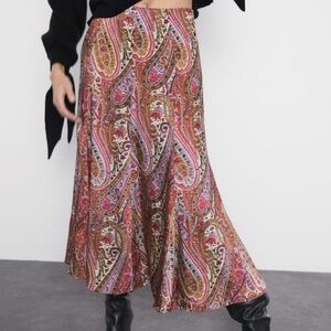 ZARA Multi color PAISLEY PRINT MIDI
SKIRT A-LINE SATIN FINISH, Size S 5707
